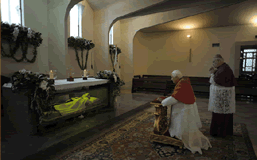 Papal Visit picture of Pope kneeling at Shrine